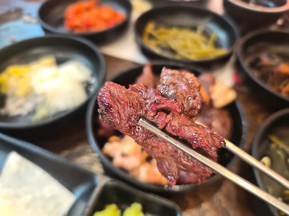 Charcoal-grilled marinated ribs meal