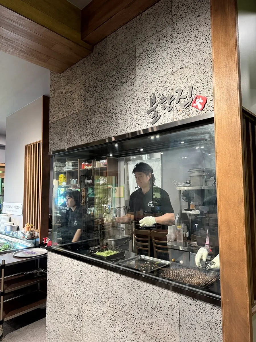 Table-setting ingredients at Bulhyangjip’s self-service bar