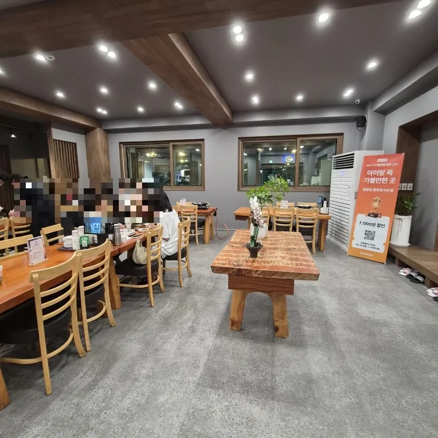 Interior of the Mulwang Lake barbecue restaurant