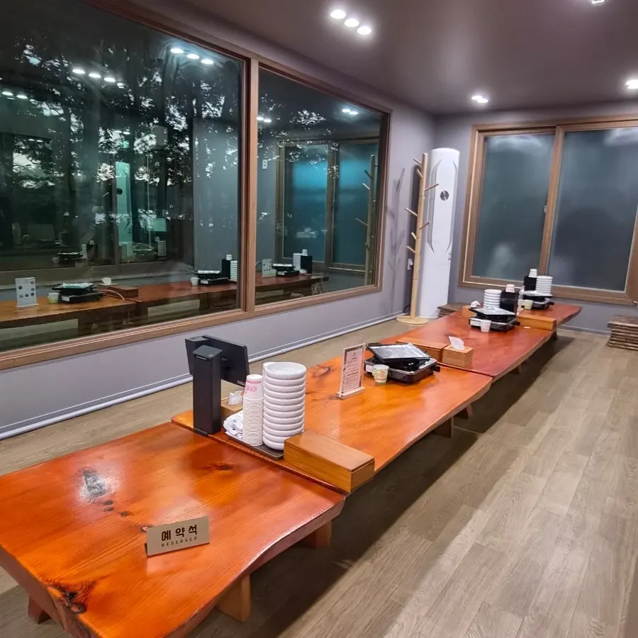 Mulwang Lake Main Branch table seating