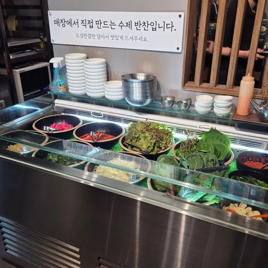 Self-service bar for side dishes and wrap greens