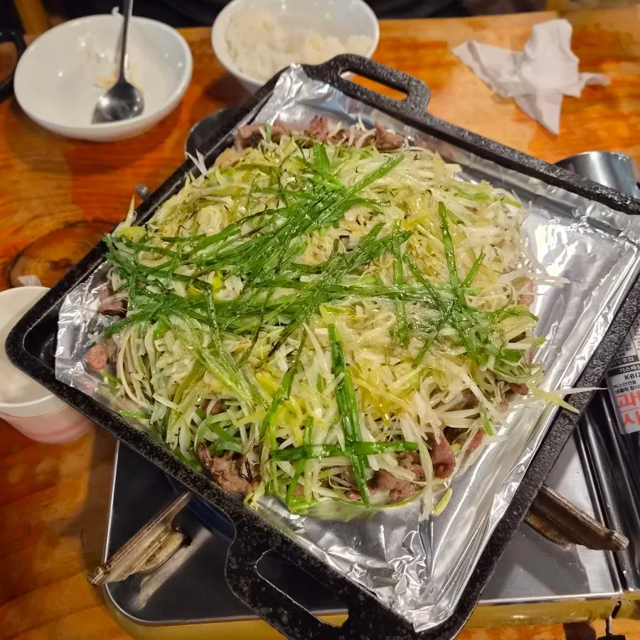 Charcoal scallion bulgogi and shredded scallions