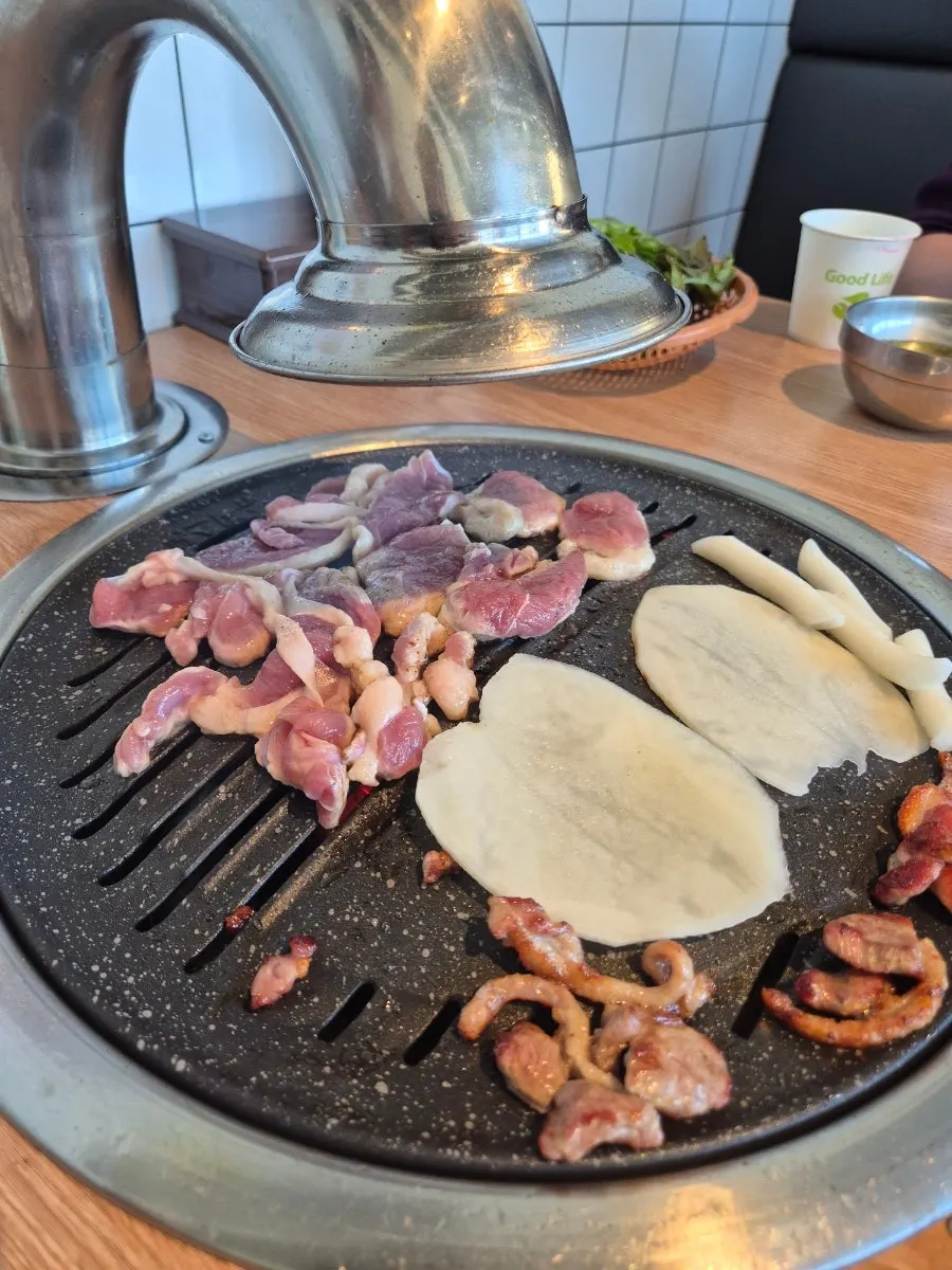 Half-and-half serving of fresh duck and jumulleok
