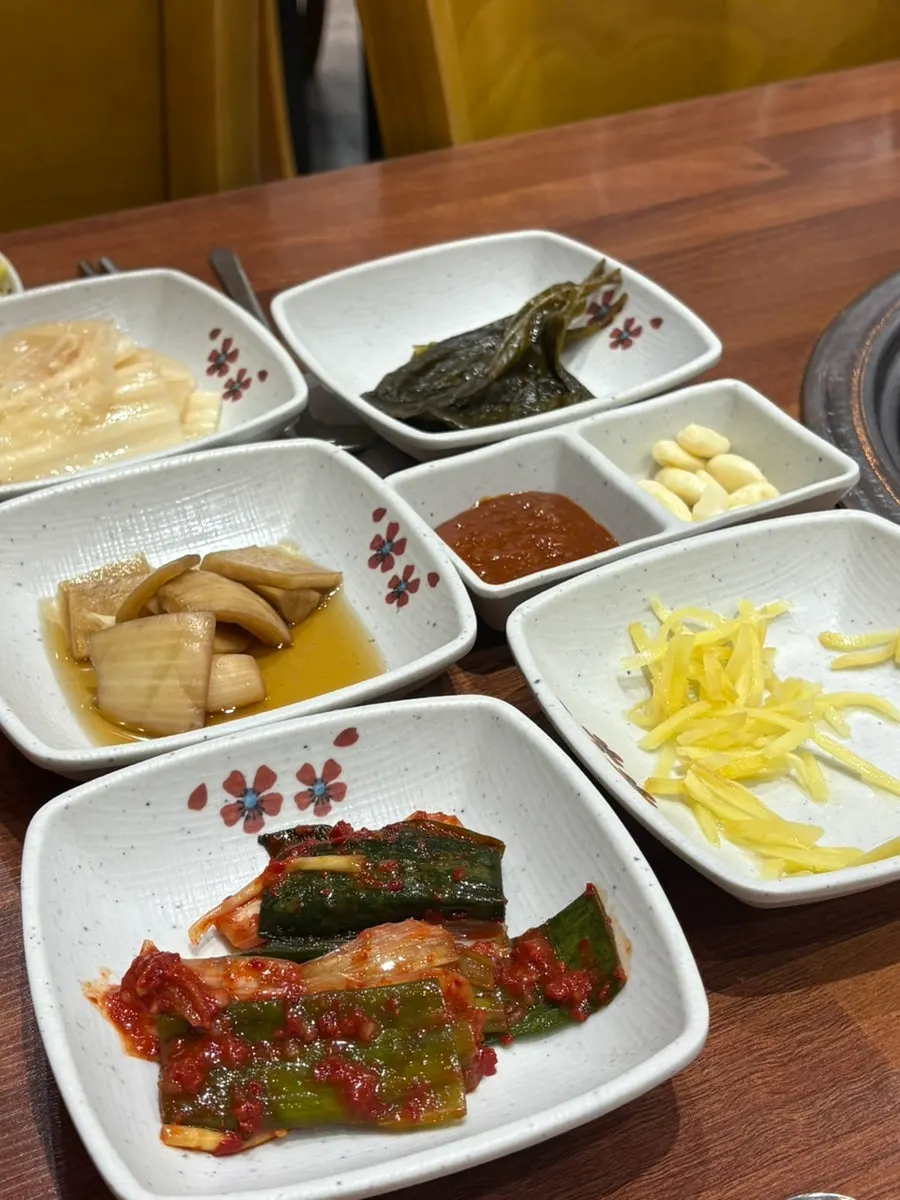 민물장어와 고기가 놓인 셀프바