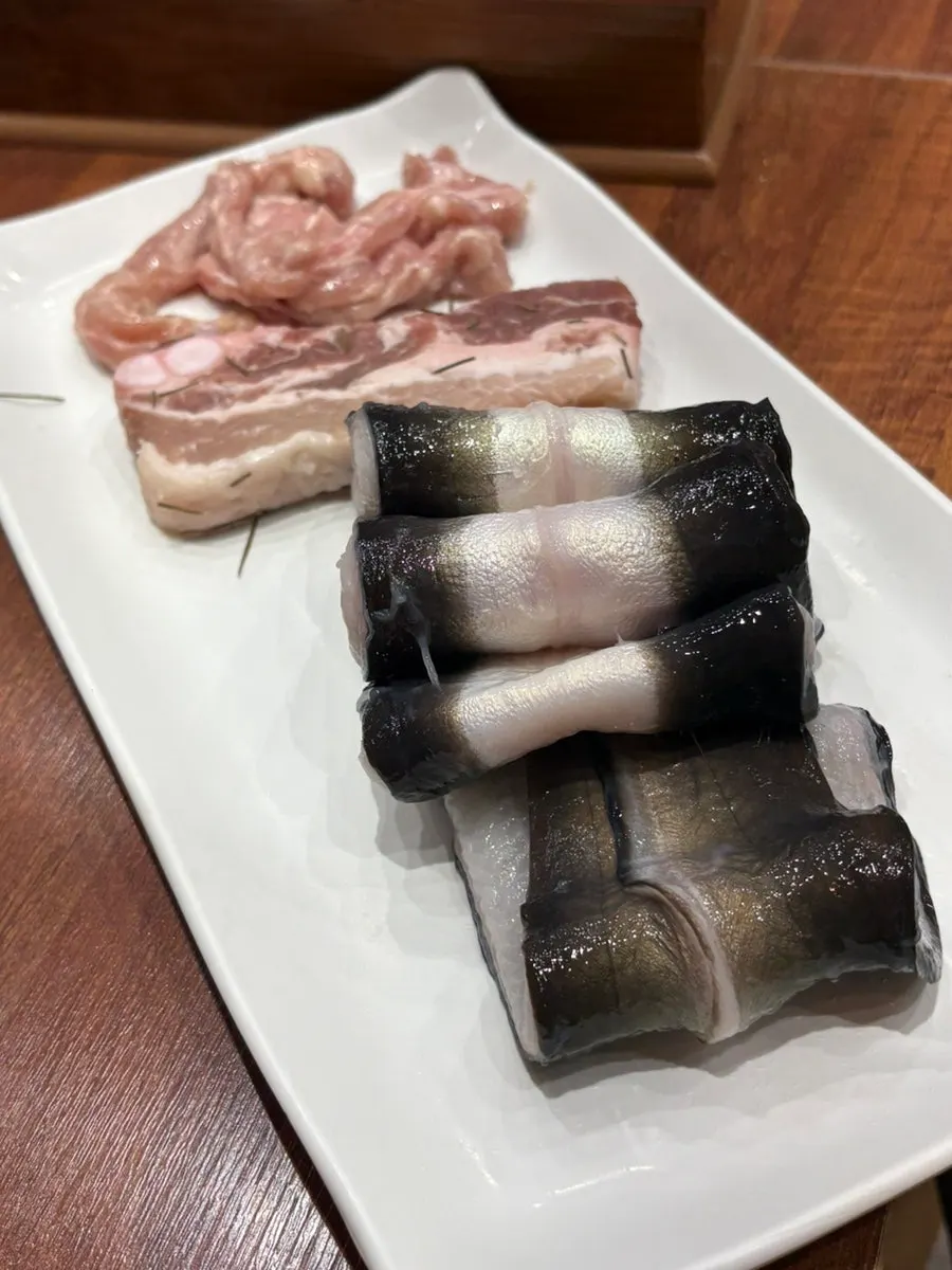 셀프바에서 담아온 장어 접시