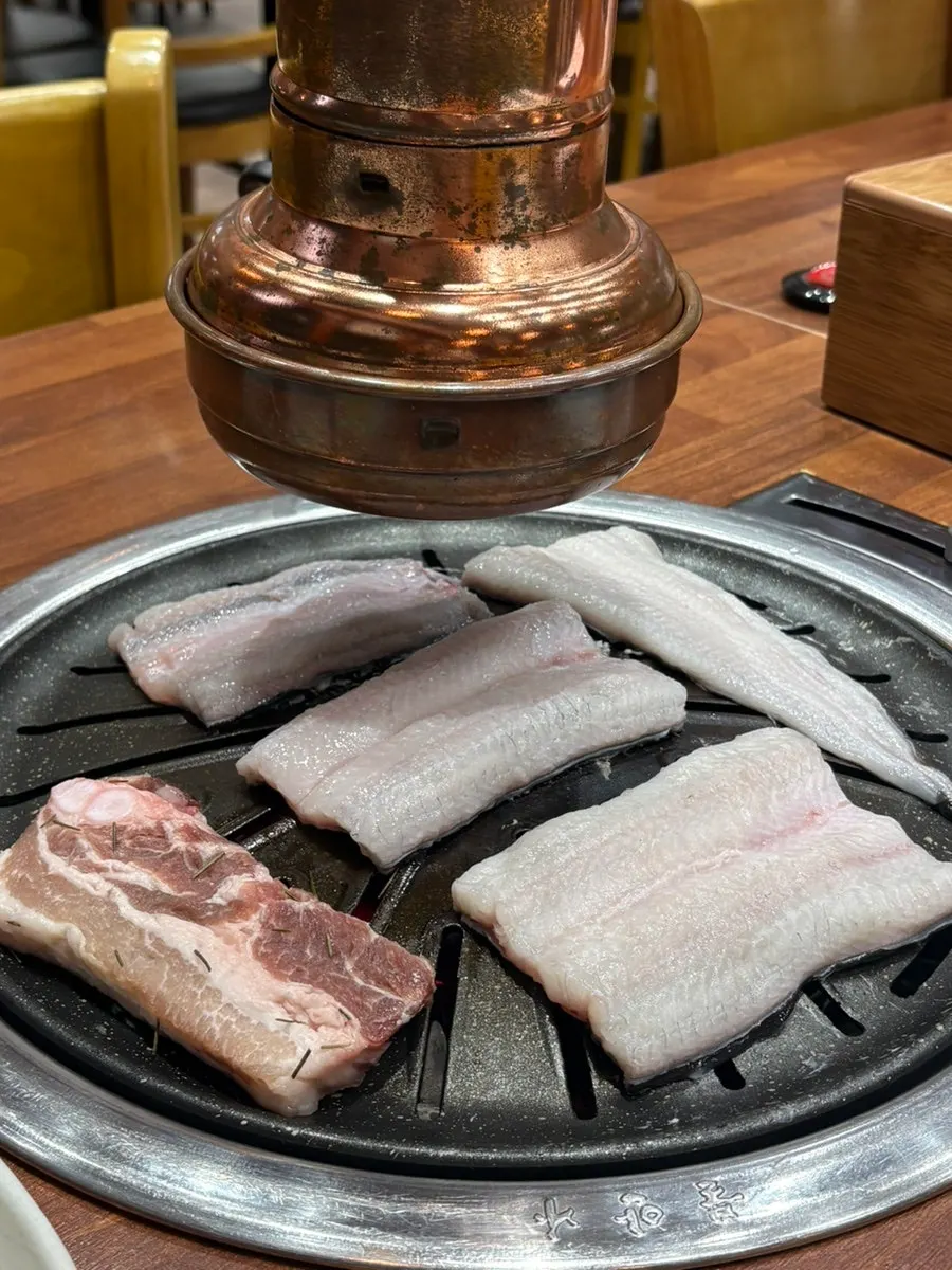 불판에 올린 민물장어와 삼겹살