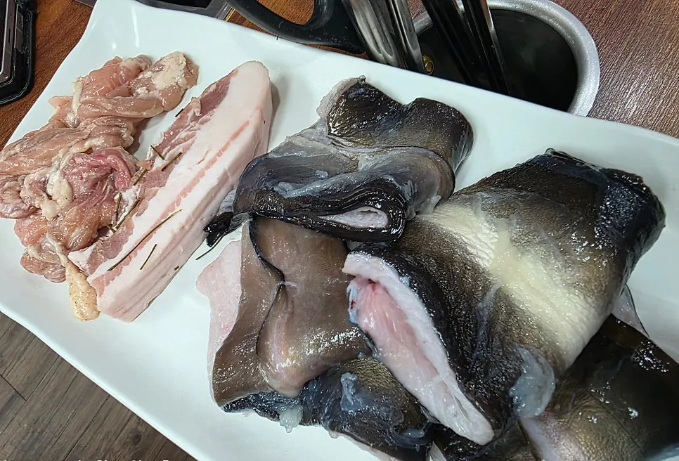 Basic side dishes served with eel