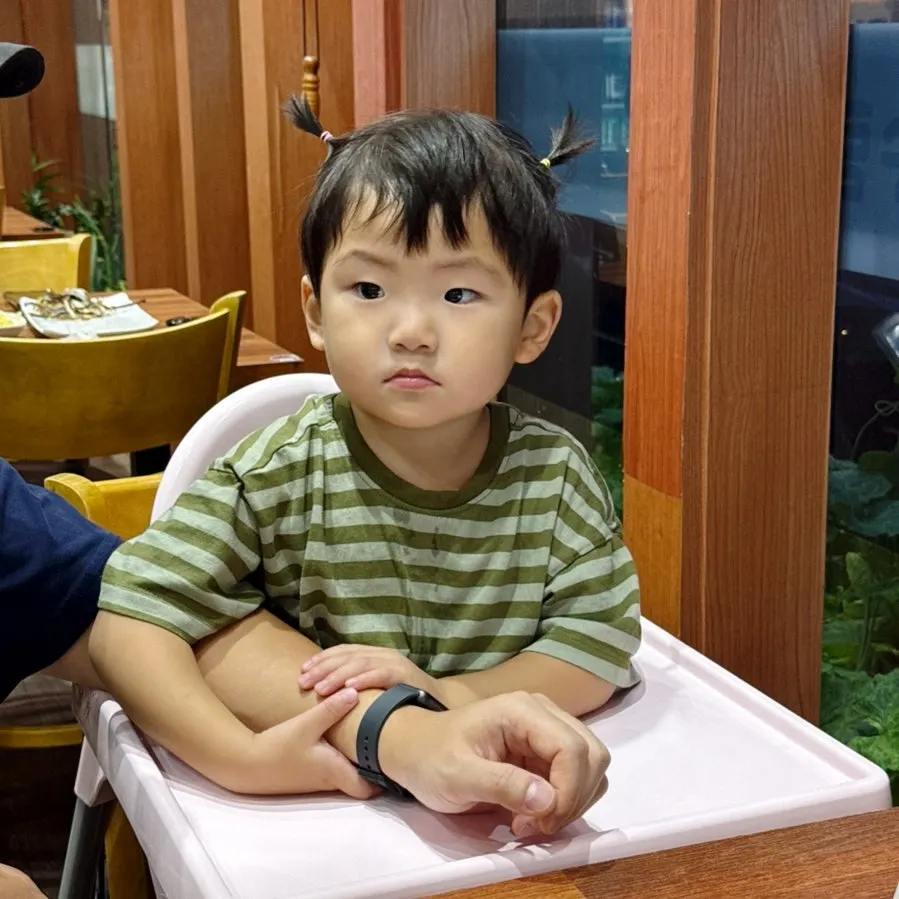 A 30-month-old child eating eel enthusiastically
