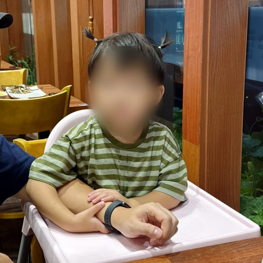 ウナギをよく食べる生後30ヶ月の子どもの食事風景