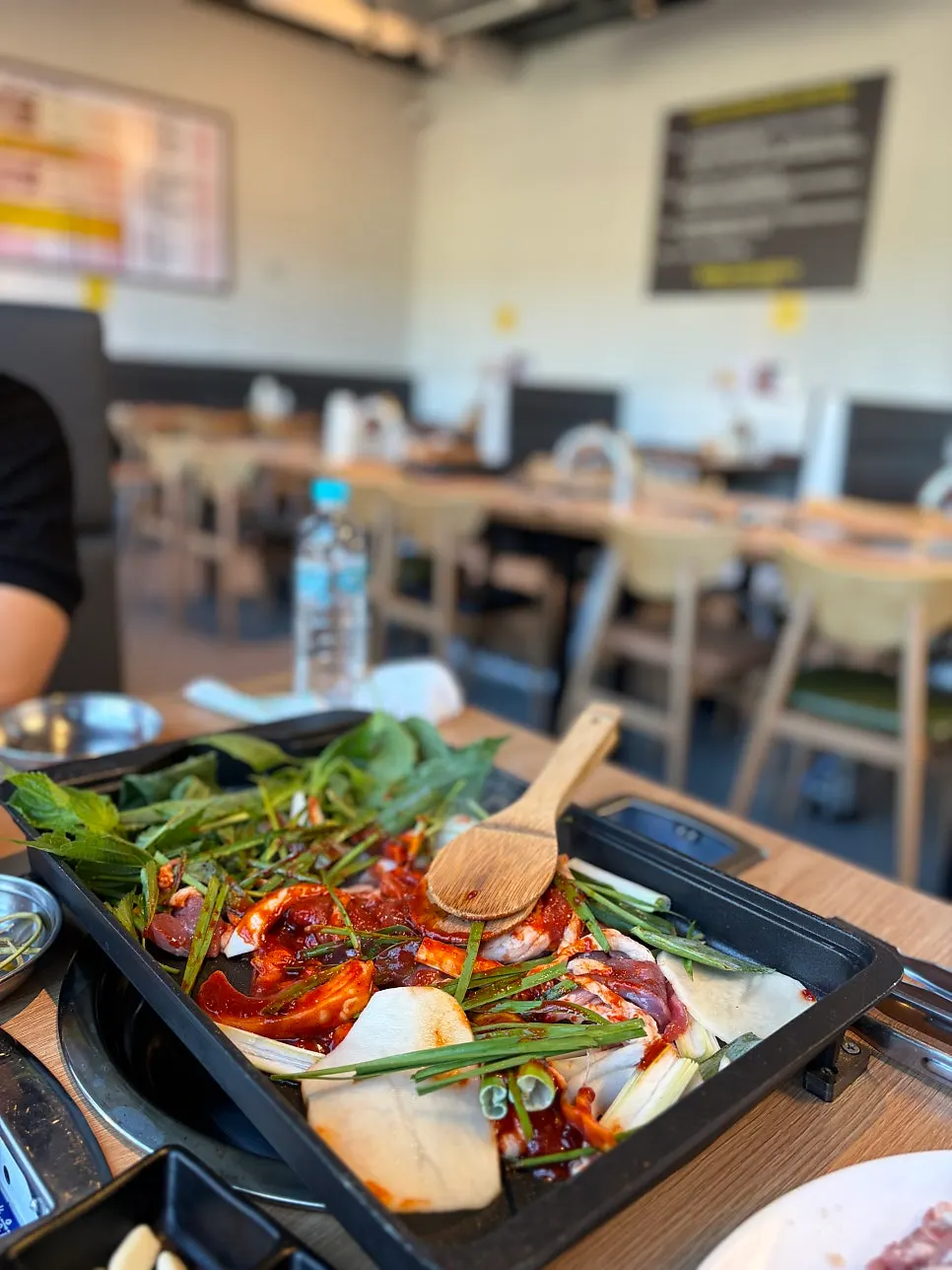 유아 식기와 일회용 앞치마 준비