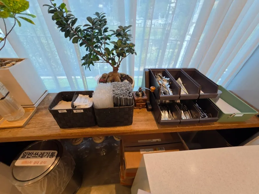 Second-floor self-packing station with trays and tongs