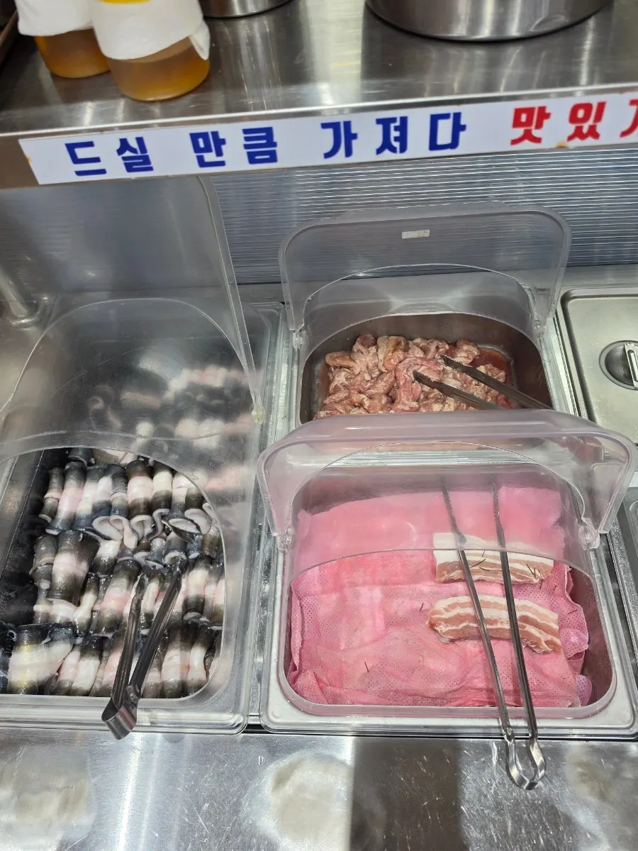 숯불에 노릇하게 구워지는 민물장어