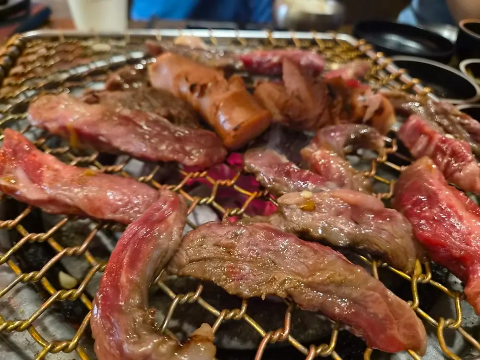 炭火上烤制的牛排骨照片