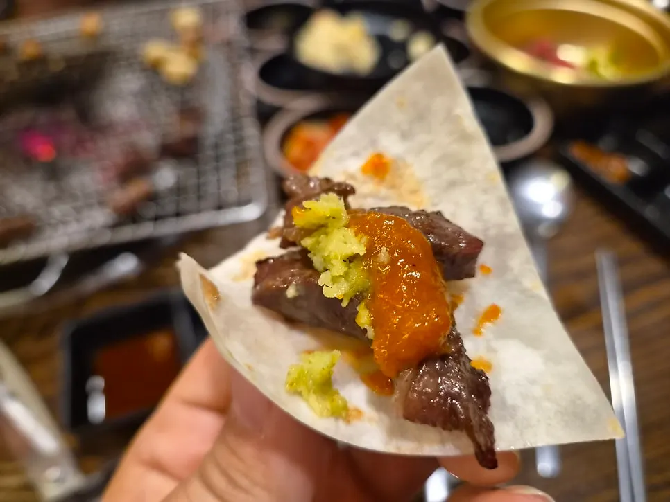 搭配小菜的牛排骨照片