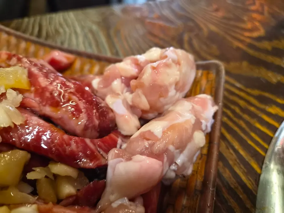 卷进墨西哥饼的牛排骨搭配照片