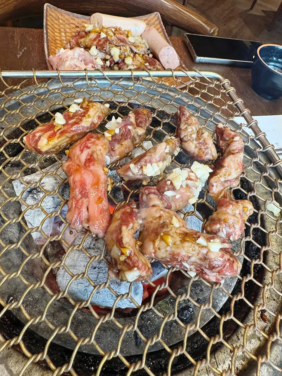 참숯 불판에 올리기 전 양념 소갈비