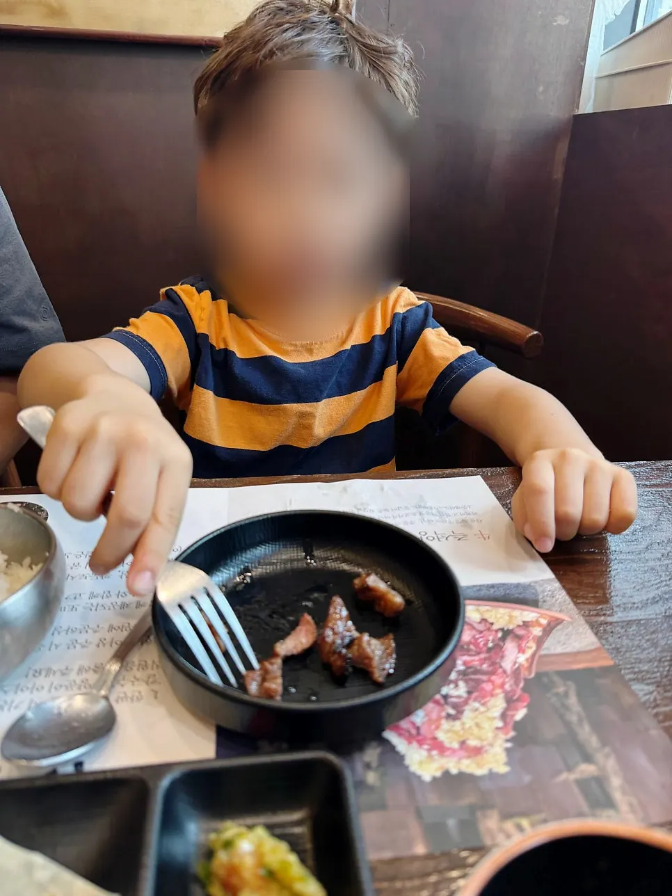 숯불 위에서 윤기 흐르는 양념 소갈비