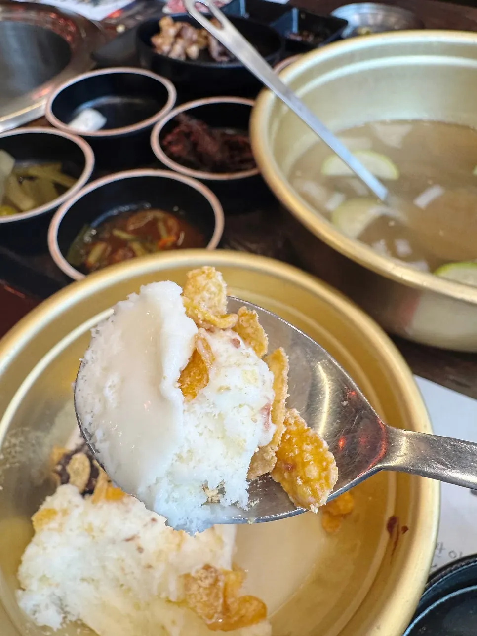 단팥과 시리얼, 콩가루 올린 후식 아이스크림