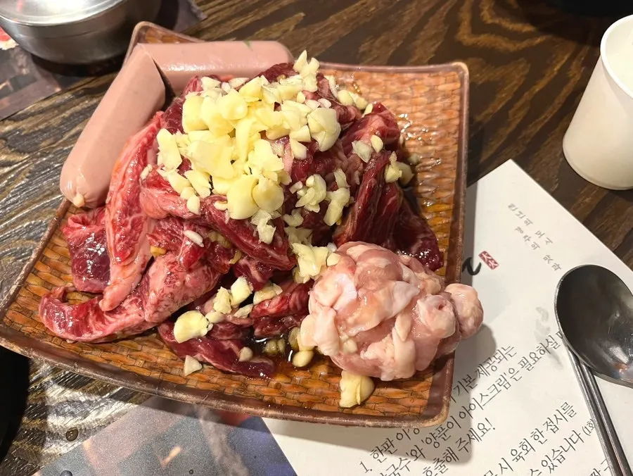 Gyeongju-style beef ribs topped with garlic and seasoning