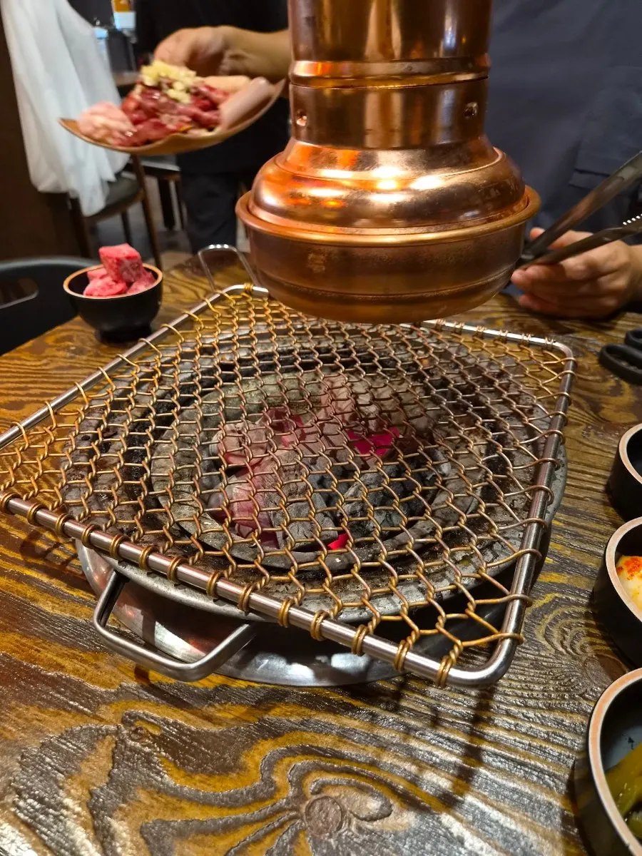 숯불이 들어온 불판에 올린 고기