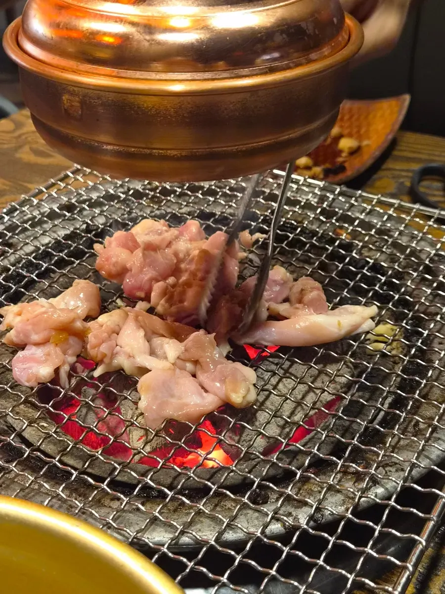 세트메뉴 서비스로 나온 소세지와 닭 특수부위