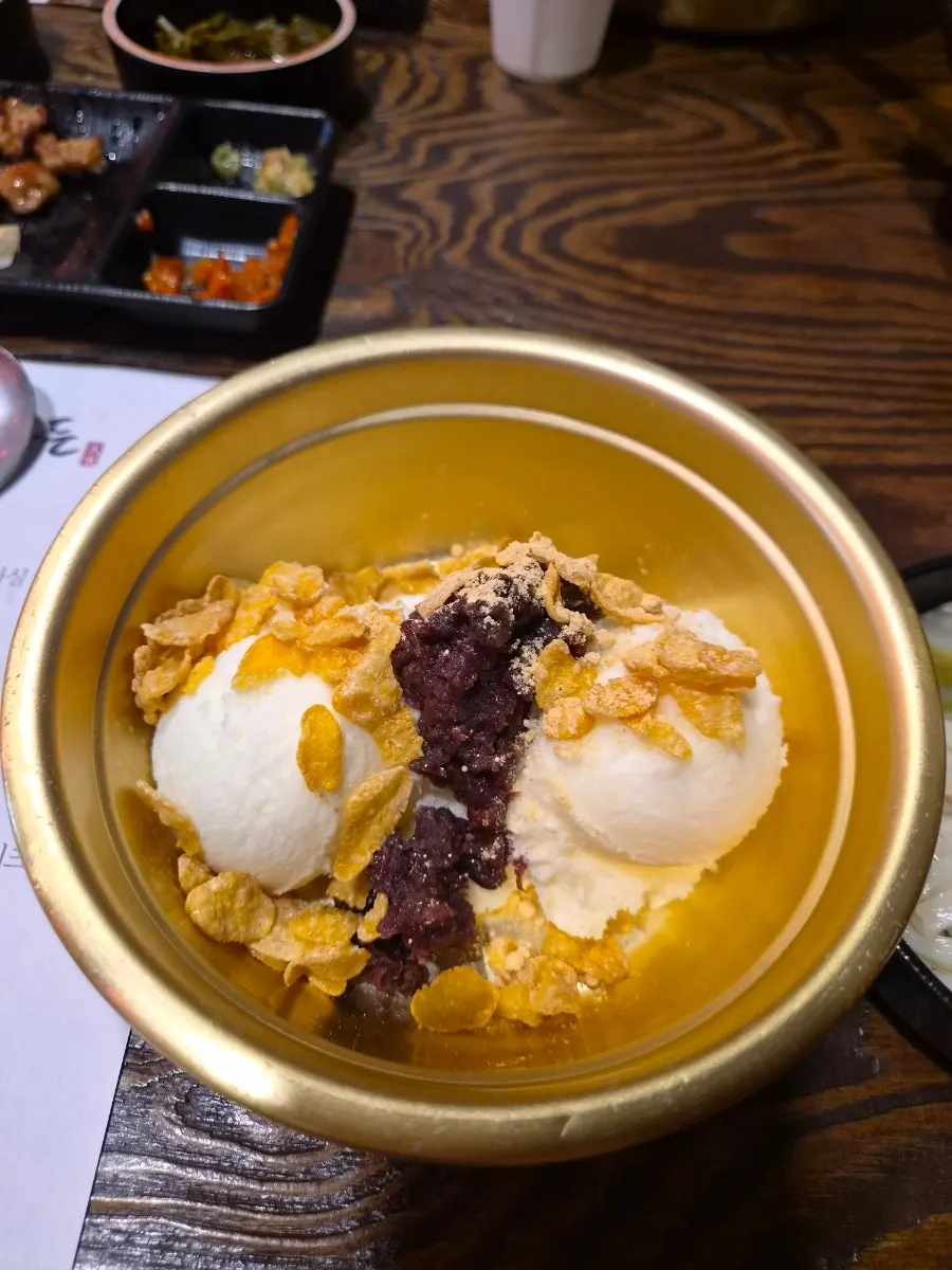 식사 마무리로 먹은 서비스 칼국수