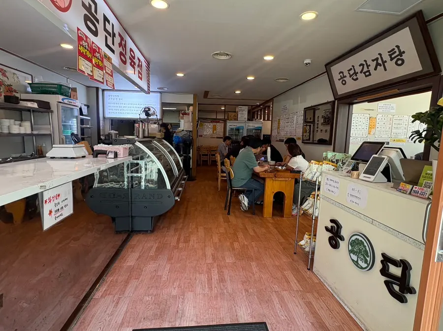 시흥본점 출입구 주변 풍경