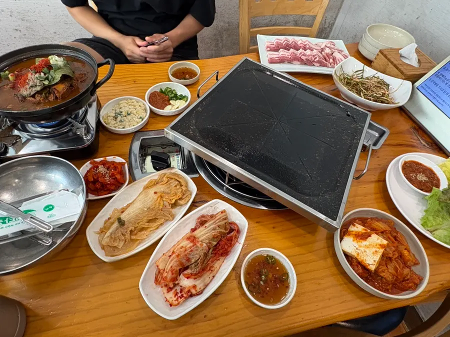 불판에 올린 돼지모둠 고기