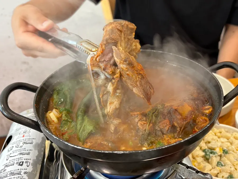 고기 주문 시 나오는 서비스 감자탕