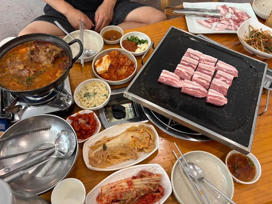 새벽 준비 문구가 적힌 매장 벽면