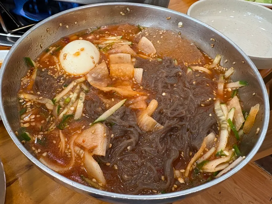 살얼음 육수를 부은 매운 불냉면
