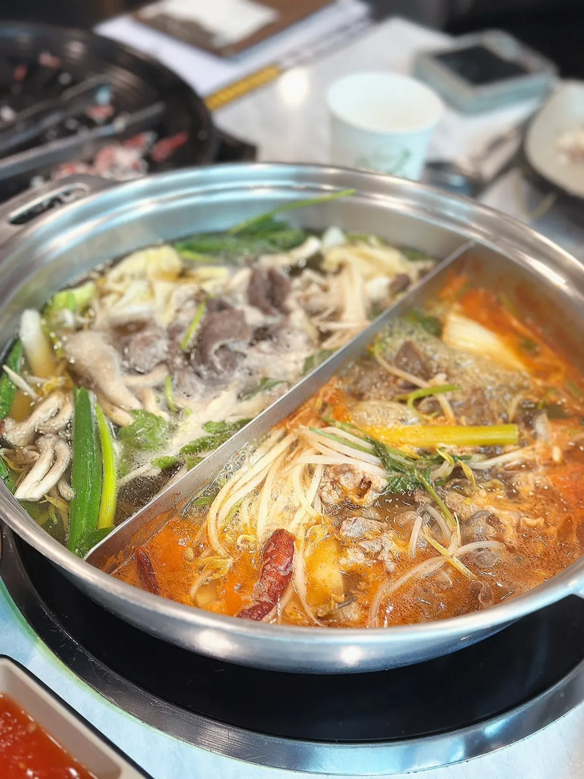A meal with hinoki-steamed dishes and shabu-shabu