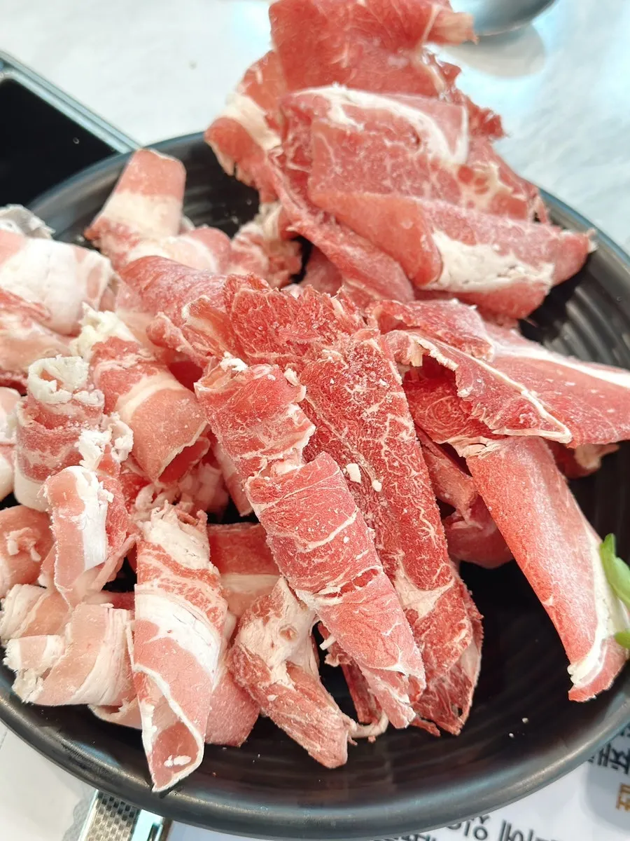 A meal setup for making rice porridge after shabu-shabu