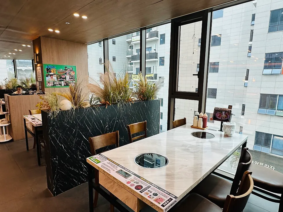 Spacious, clean Pyeonbaek Hoegwan dining area