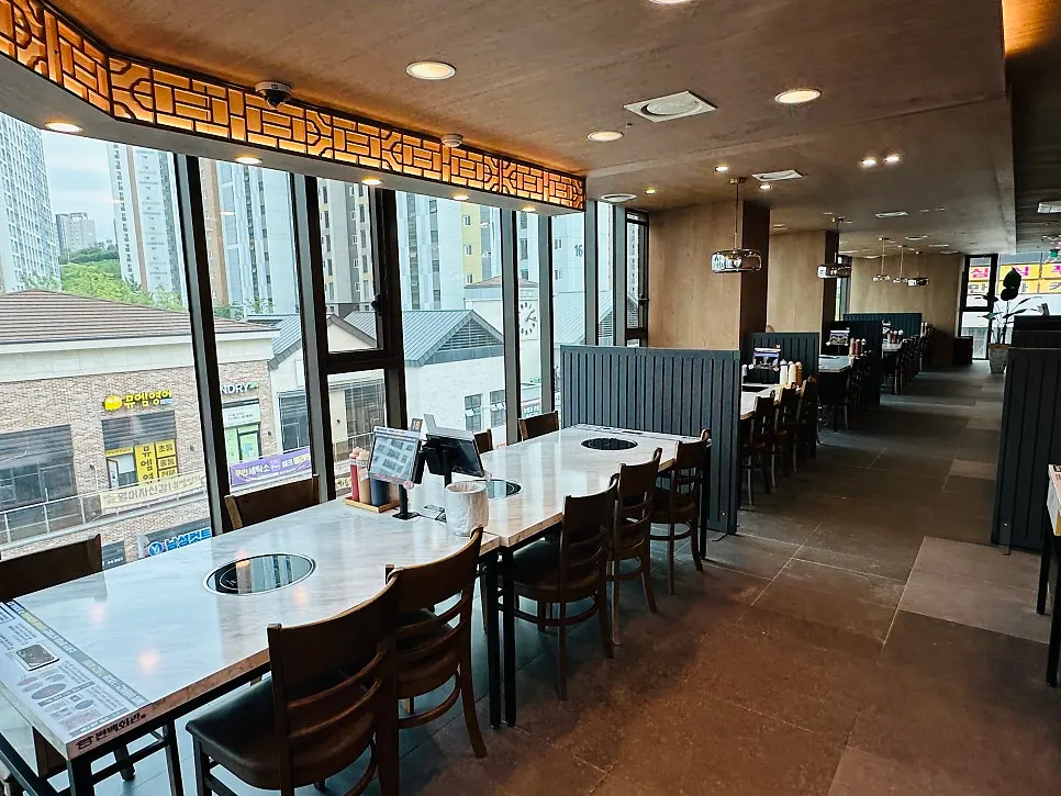 Spacious, clean Pyeonbaek Hoegwan dining area