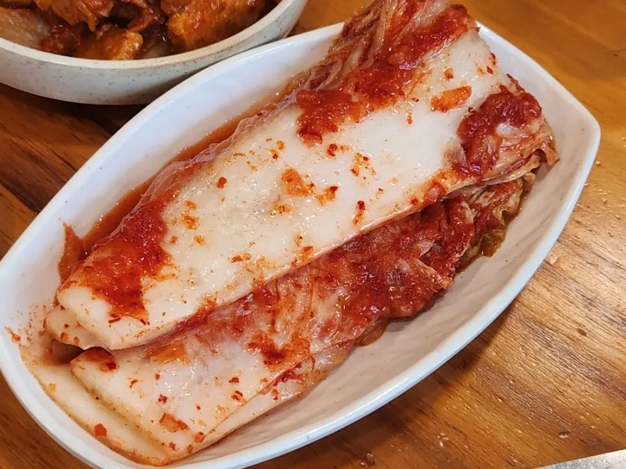 여러 종류의 밑반찬이 놓인 테이블