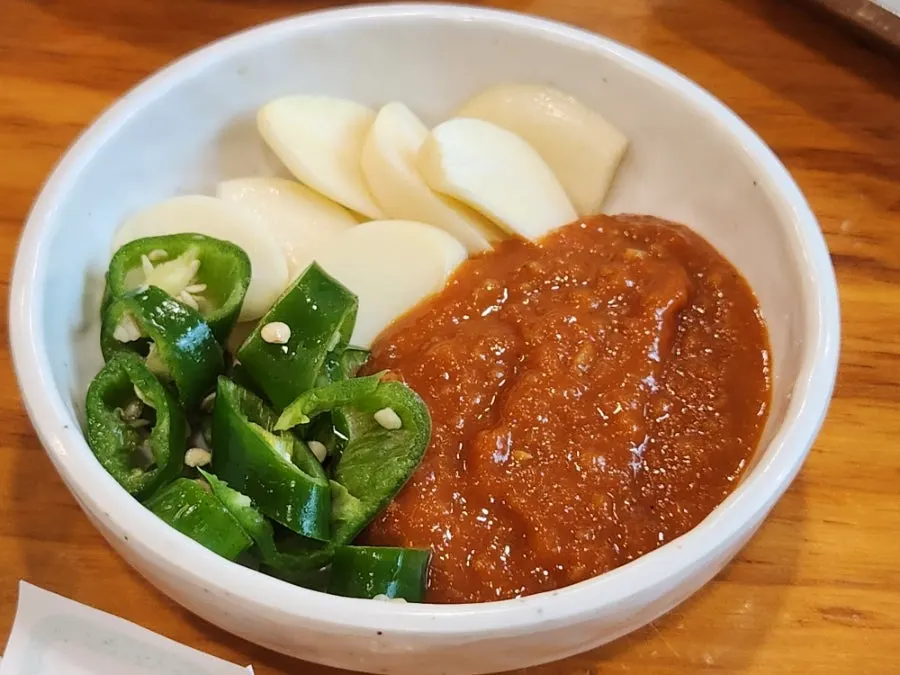 고기와 밑반찬을 함께 담은 접시