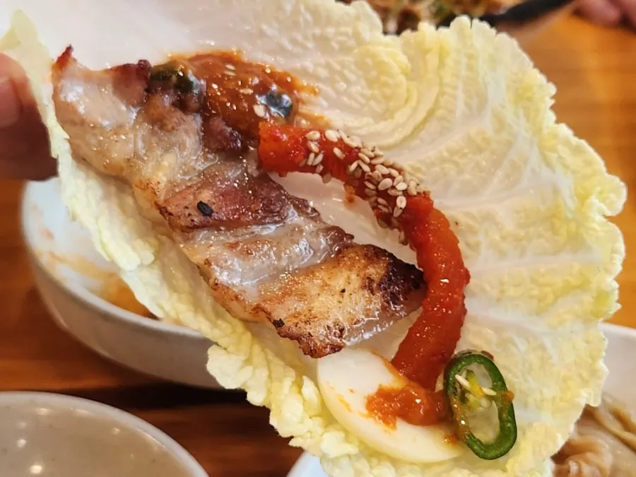 고기 한 점에 어리굴젓을 올린 모습