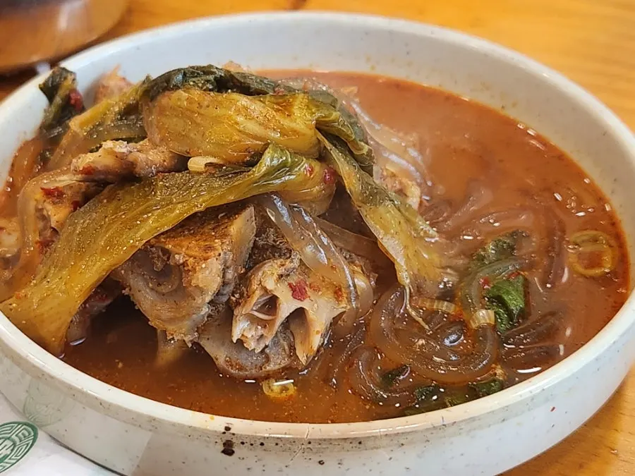 삼겹살 옆에서 끓고 있는 서비스 감자탕