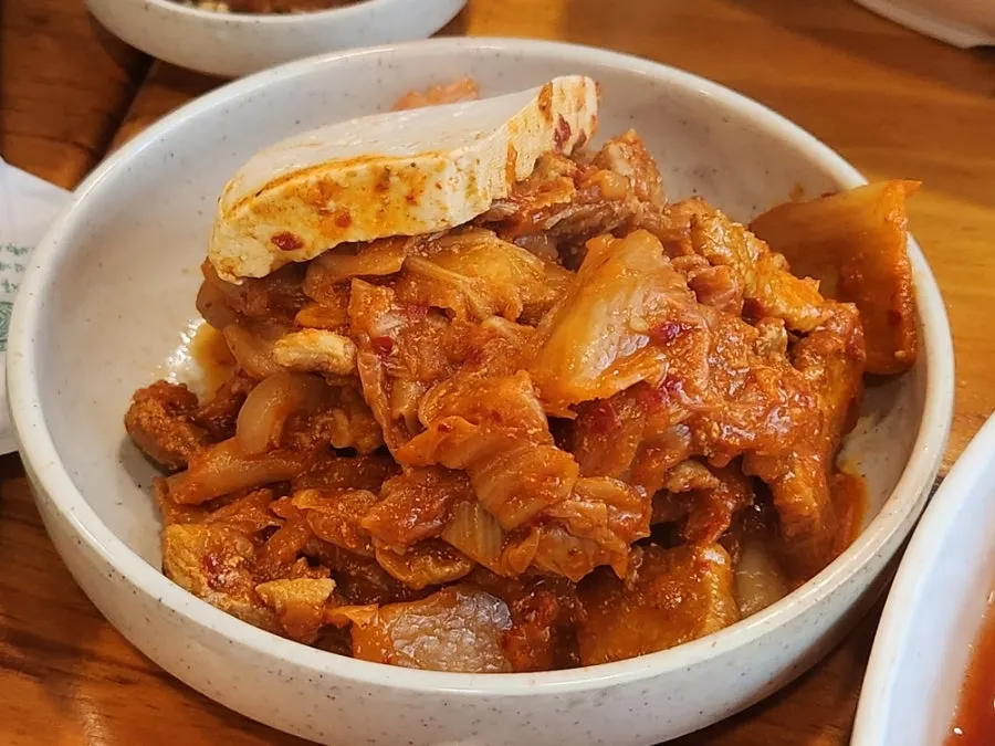 완성된 볶음밥 한 숟갈