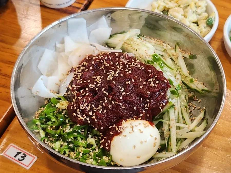 공기밥 그릇에 담겨 나온 공기제육