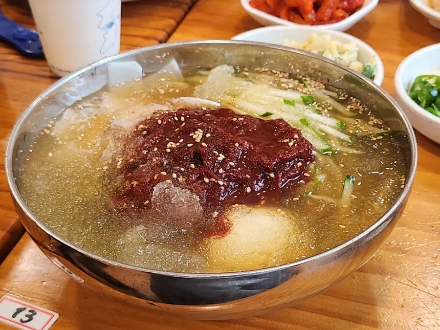 앞접시에 부어준 제육볶음과 두부
