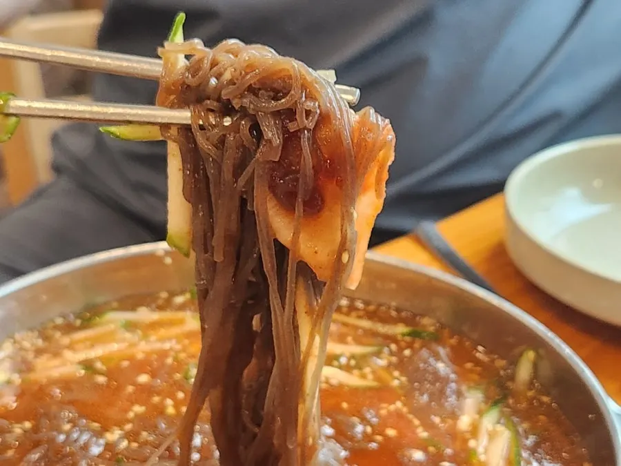 양념을 다 넣고 비빈 못잊어불냉면