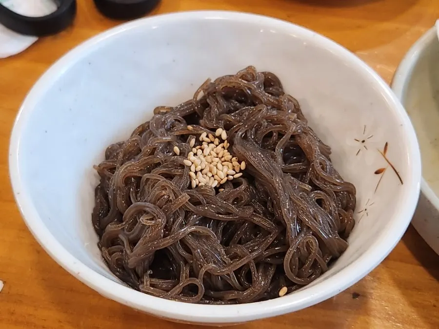 빨간 양념이 묻은 불냉면 한 젓가락