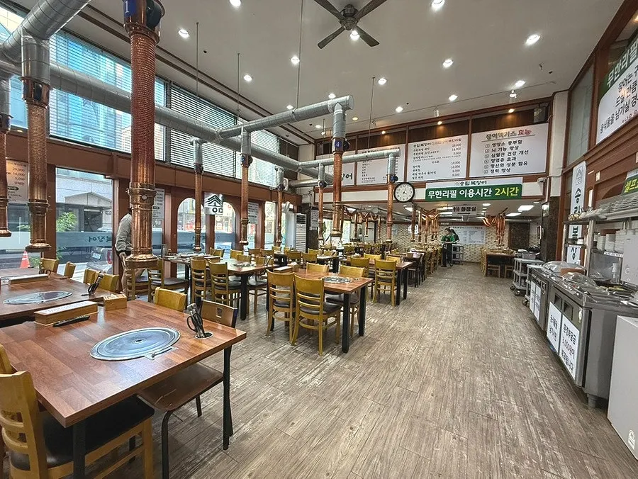 High-ceilinged dining hall inside Songrim Bok Jangeo Jeongwang branch