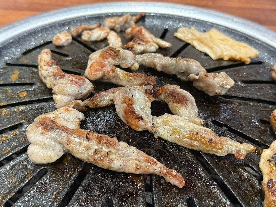 Meat and eel wrapped in lettuce