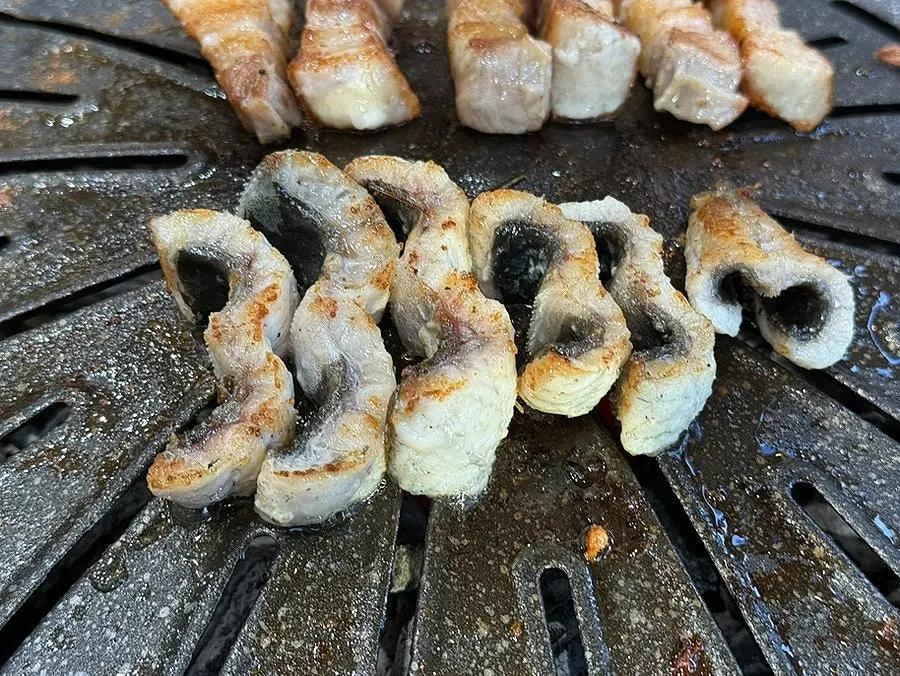 A plate combining eel and chicken neck