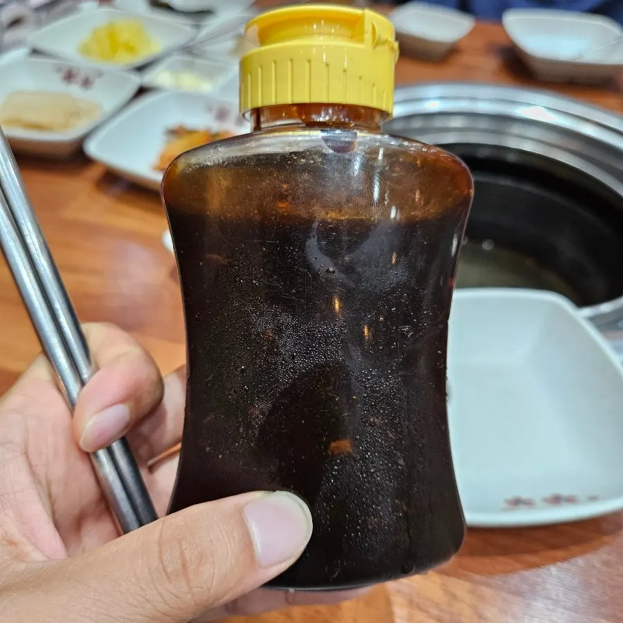쌈 채소와 김치가 놓인 셀프바