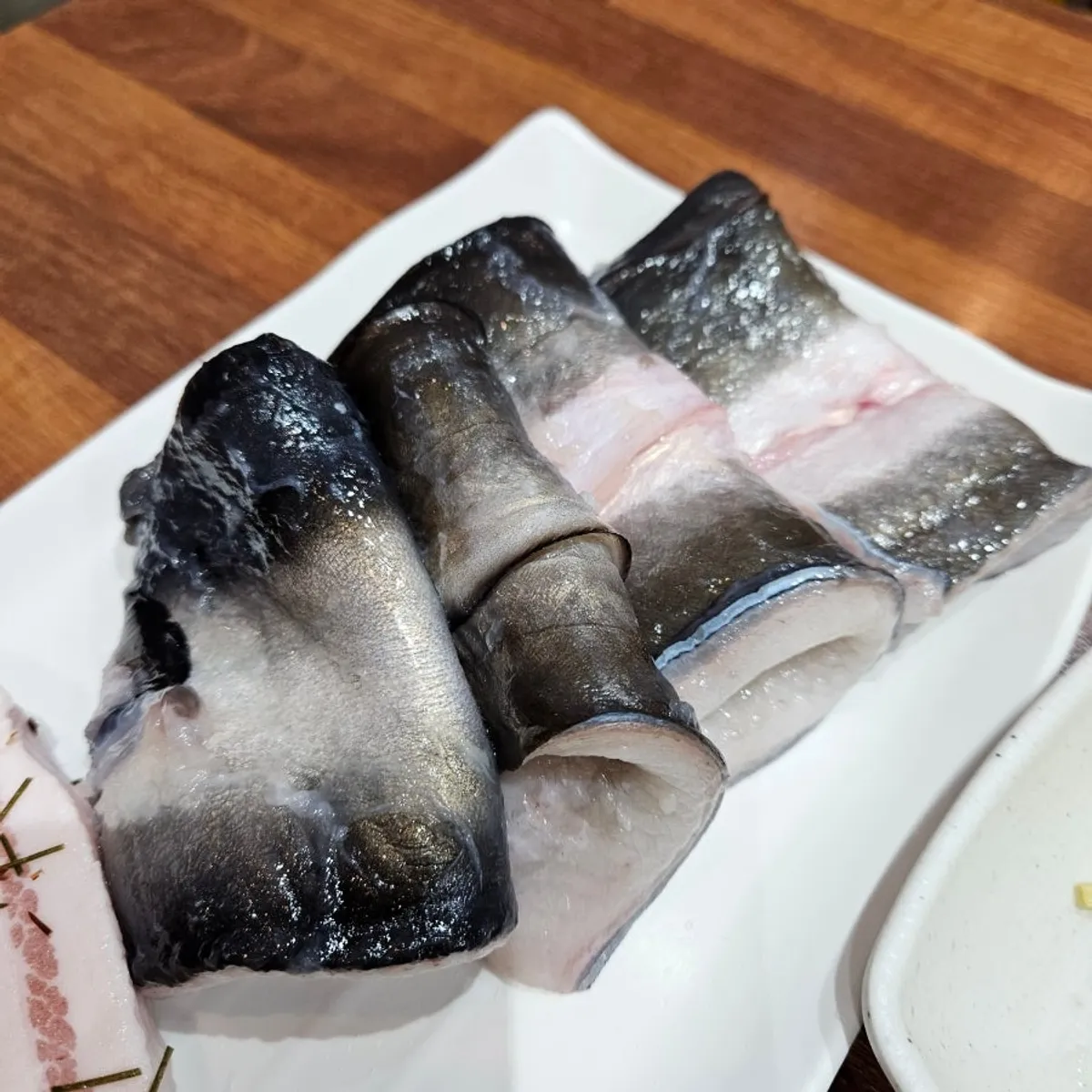 손질된 국내산 자포니카 민물장어 한 접시