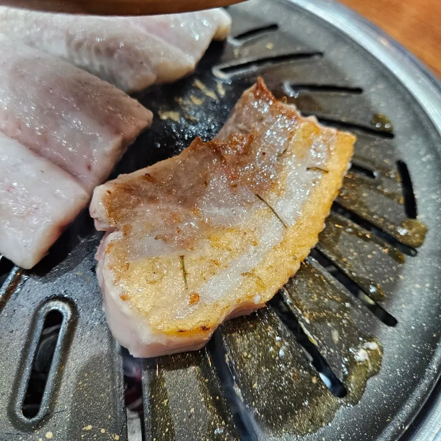 불판에 올린 장어와 삼겹살